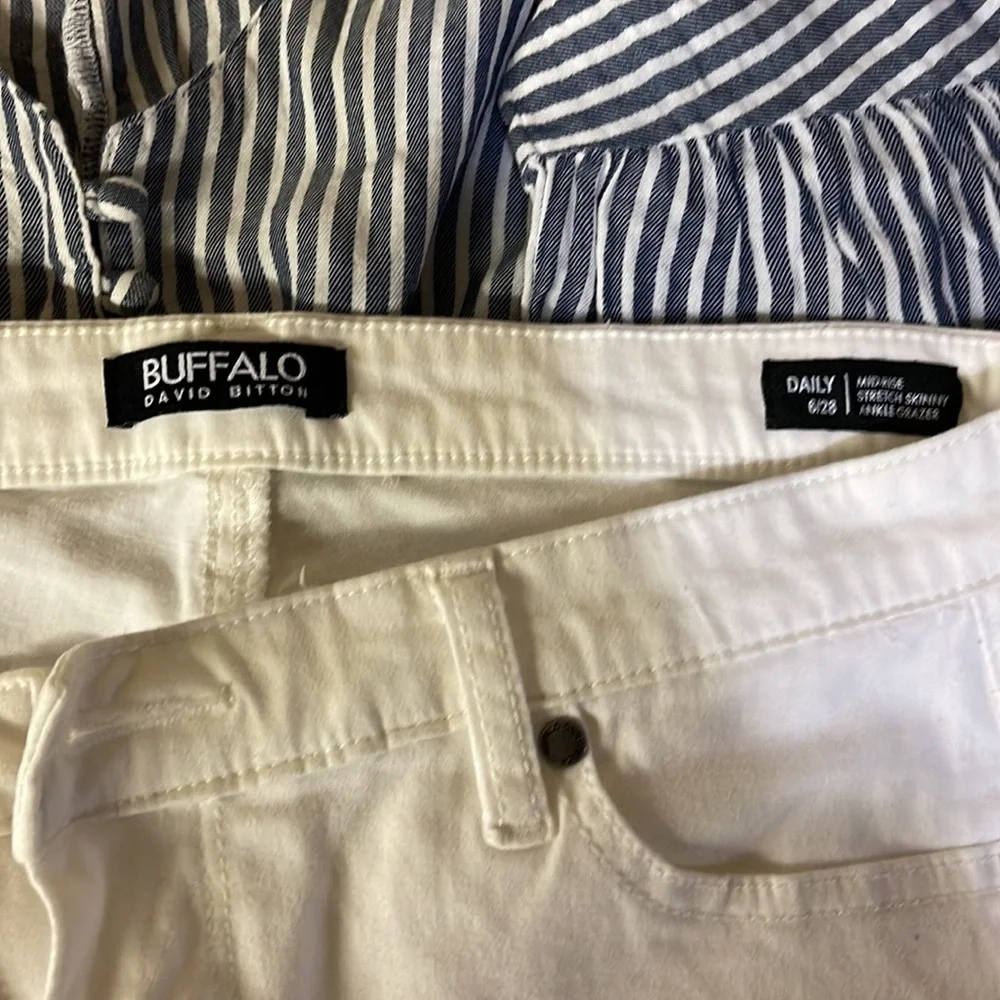 Buffalo Size 6 Jeans & Medium Top Outfit - Picture 3 of 5